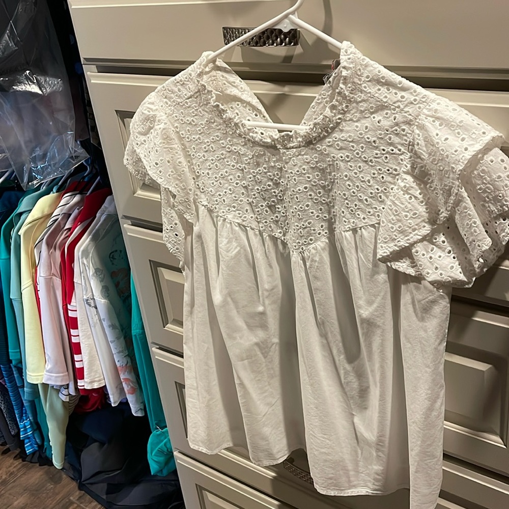 White ruffled sleeve top!